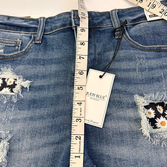 Judy Blue Women’s High Waisted Distressed Daisy Patchwork Denim Shorts! NWT Sz L - Picture 11 of 12